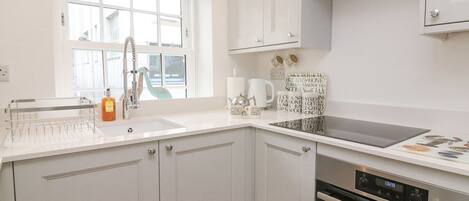 Lave-vaisselle, batterie de cuisine, vaisselle et ustensiles