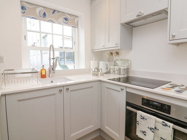 Dishwasher, cookware/dishes/utensils - Quay Cottage (Salcombe)