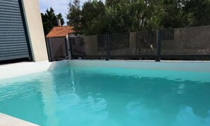 Indoor pool, outdoor pool - Villa in Grau du Roi Near the Beach (Le Grau-Du-Roi)