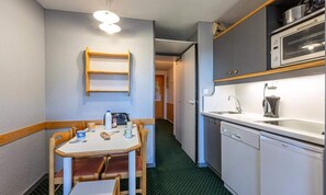 Fridge, microwave, oven, dishwasher - Apartment in Sauget Near Ski Slopes (La Plagne-Tarentaise)