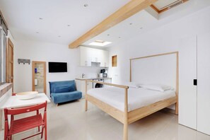 Apartment | Laptop workspace, iron/ironing board, bed sheets - Central Studio Between Montmartre and Moulin Rouge (Paris)