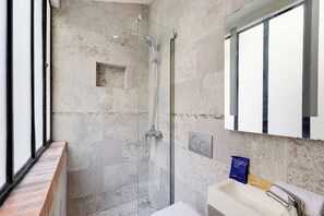 Apartment | Bathroom | Towels - Central Studio Between Montmartre and Moulin Rouge (Paris)