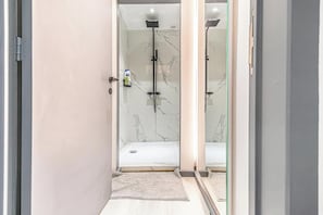 Douche, sĂšche-cheveux, serviettes fournies, savon