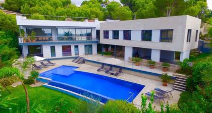 Villa del Mar â 10-Guest Villa w/ 15m Infinity Pool, Sauna & Stargazing Rooftop