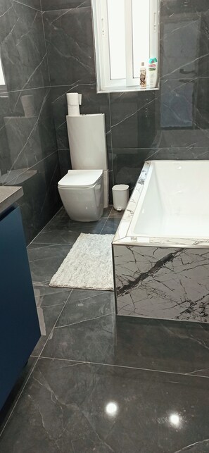 Suihku, pyyhkeet, saippua, vessapaperi