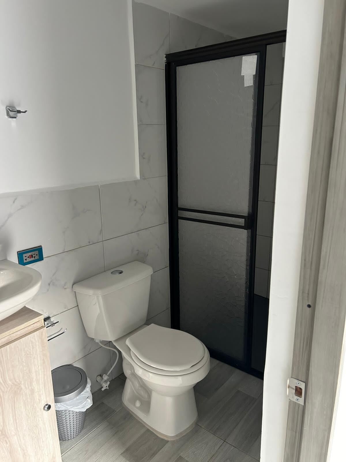 Suihku, pyyhkeet, vessapaperi