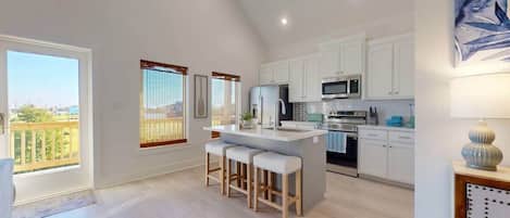 Jääkaappi, mikroaaltouuni, uuni, liesi