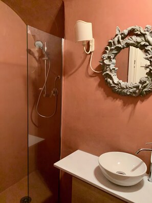 Dusche, Haartrockner, Handtücher