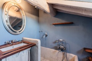 Shower, free toiletries, hair dryer, towels - Holiday Home 'Il Mazzocchio - Lucca Centro' with Wi-Fi and Air Conditioning (Lucca)