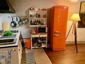 Kylskåp, mikrovågsugn, spishäll och diskmaskin