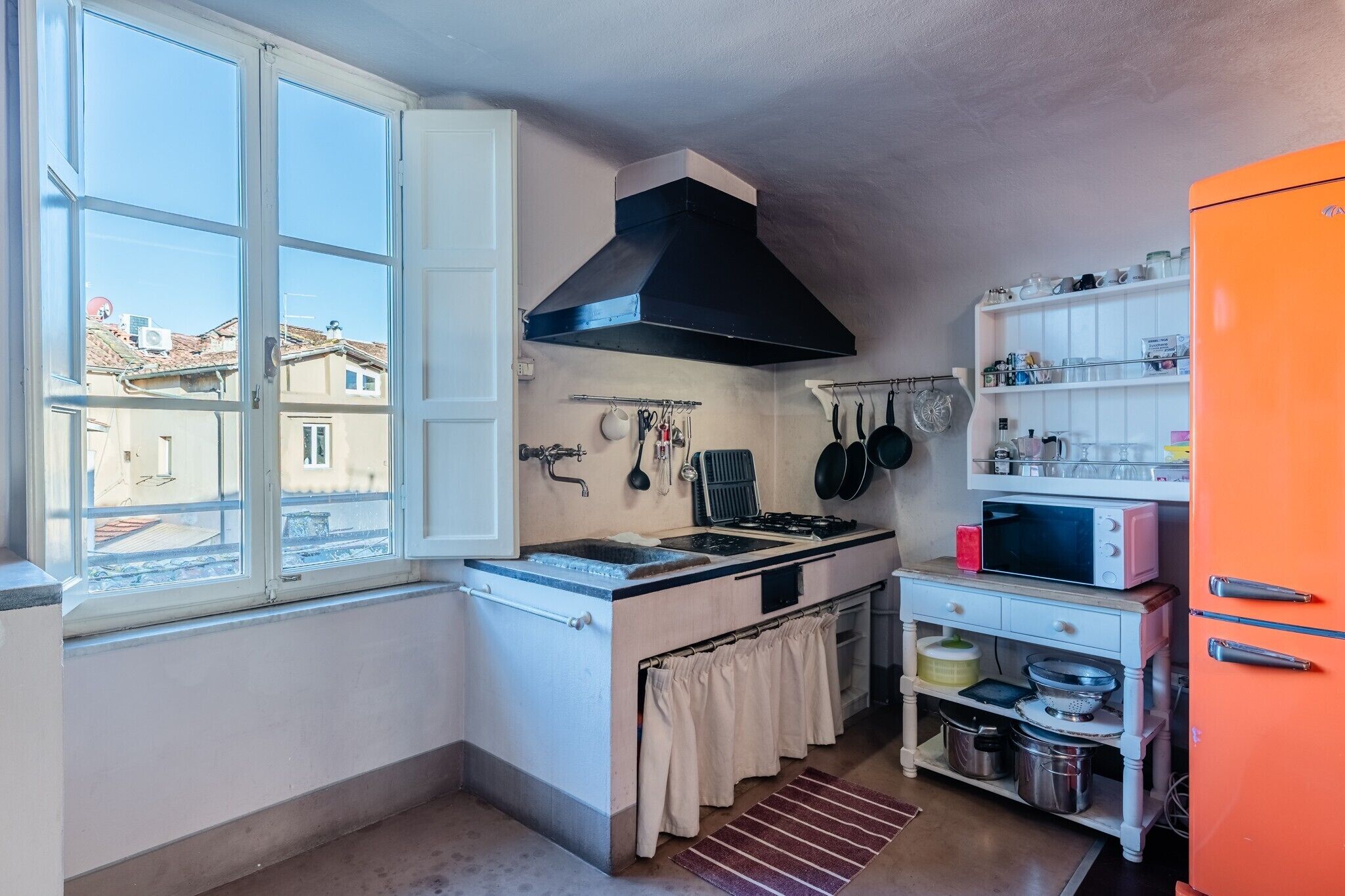 Kylskåp, mikrovågsugn, spishäll och diskmaskin