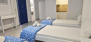 1 bedroom, bed sheets - Classic Triple Room 1 with Mountain View, Balcony and Air Conditioning (Perissa)