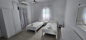 1 bedroom, bed sheets - Classic Triple Room 1 with Mountain View, Balcony and Air Conditioning (Perissa)