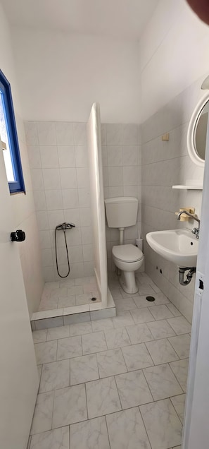 Shower, towels - Classic Triple Room 1 with Mountain View, Balcony and Air Conditioning (Perissa)