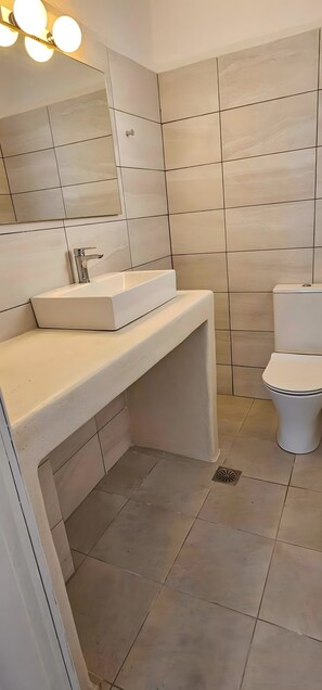 Shower, towels - Classic Quadruple Room 3 with Balcony and Air Conditioning (Perissa)