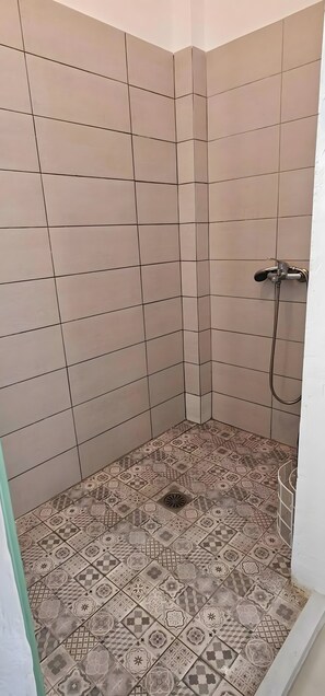 Douche, serviettes fournies