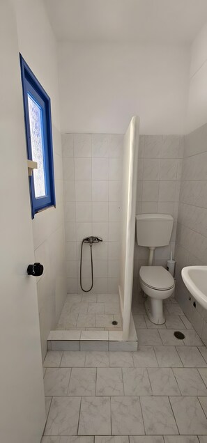 Shower, towels - Double Room with View 8: Sea View, Balcony & Air Conditioning (Perissa)