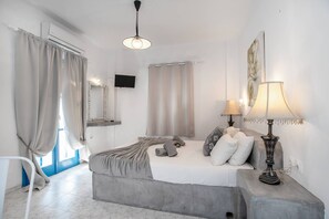 1 bedroom, bed sheets - Double Room with View 7: Sea View, Balcony & Air Conditioning (Perissa)