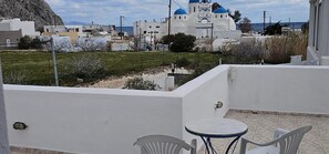 Outdoor dining - Double Room with View 3 – Sea View, Balcony & Air Conditioning (Perissa)