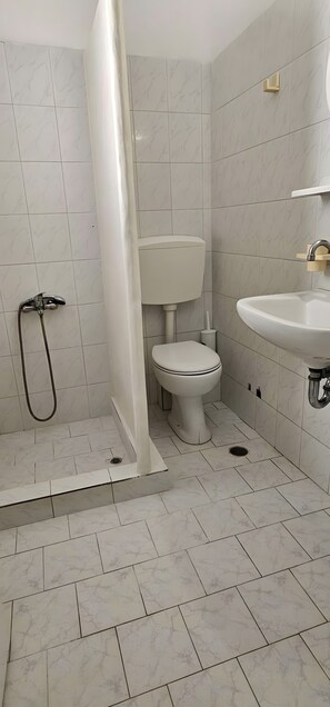 Shower, towels - Economy Double Room 1 with Balcony and Air Conditioning (Perissa)