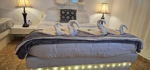 1 bedroom, bed sheets - Economy Double Room 3 with Balcony and Air Conditioning (Perissa)