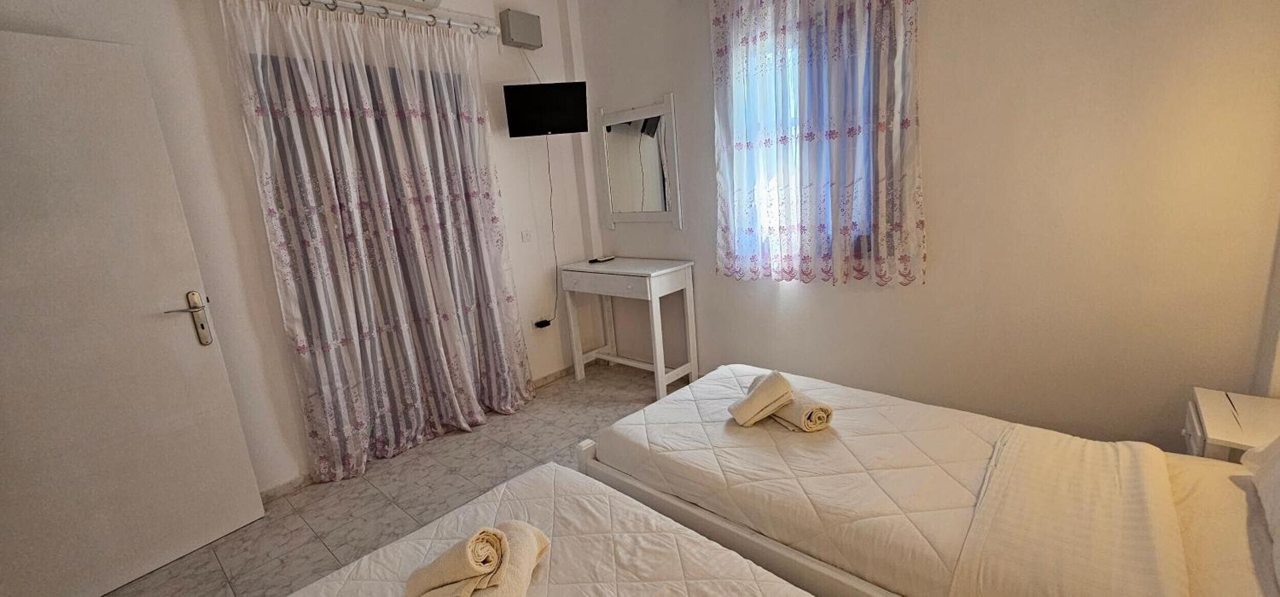 1 bedroom, bed sheets