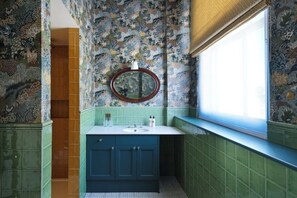 Shower, hair dryer, towels, soap - Townhouse by The Old Bell Hotel -52A Abbey Row (Malmesbury)