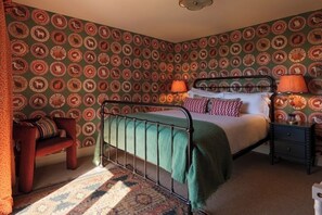 3 bedrooms, iron/ironing board, WiFi, bed sheets - Townhouse by The Old Bell Hotel -52A Abbey Row (Malmesbury)