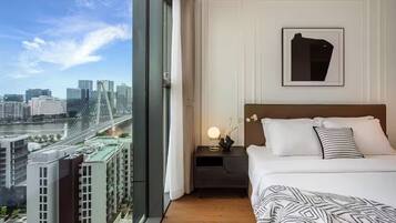 Habitación presidencial, 2 habitaciones, con acceso al salón lounge del club, vista a la ciudad | Sábanas de algodón egipcio, ropa de cama de alta calidad y edredón