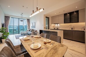 皇家客房, 1 间卧室, 可进入俱乐部酒廊, 城市景观 | 埃及棉��床单、高档床上用品、羽绒被、Select Comfort 床