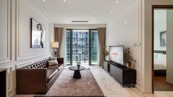 Quarto presidencial, 2 quartos, acesso ao Club Lounge, vista para a cidade | Área de estar | Smart TV 65 polegadas com canais a cabo, lareira, Netflix