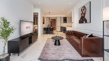 Quarto presidencial, 2 quartos, acesso ao Club Lounge, vista para a cidade | Área de estar | Smart TV 65 polegadas com canais a cabo, lareira, Netflix