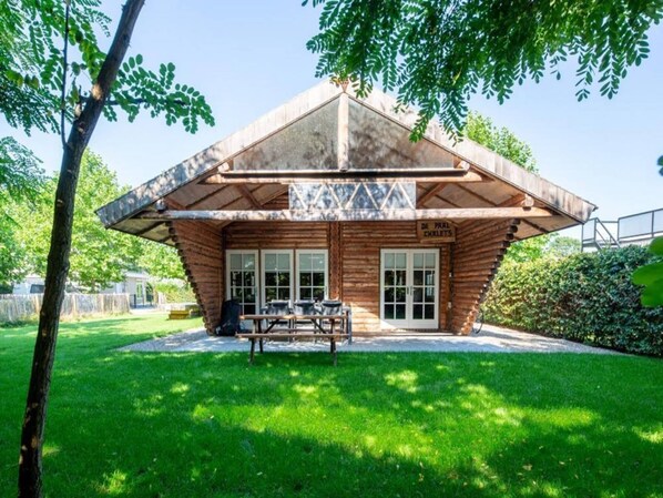 Bungalow | Outdoor dining - Spacious Wooden Chalet With Covered Terrace (Baarle-Nassau)