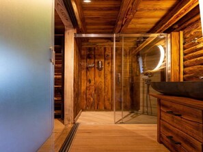 Bungalow | Bathroom - Spacious Wooden Chalet With Covered Terrace (Baarle-Nassau)