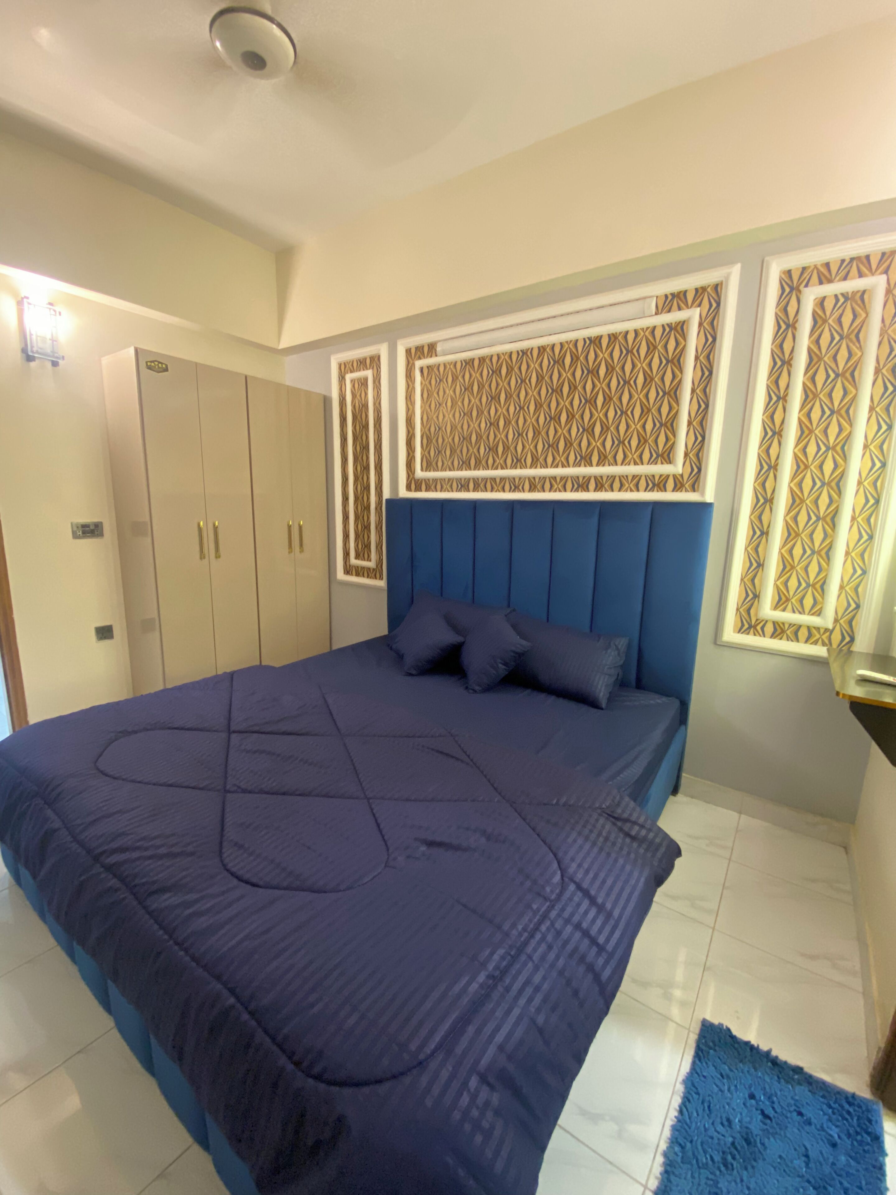 Tabla de planchar con plancha, wifi, ropa de cama