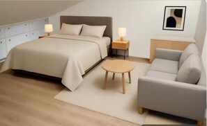 Tabla de planchar con plancha, internet y ropa de cama
