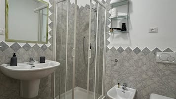 Dusche, Haartrockner, HandtĂŒcher