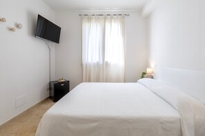 1 bedroom, WiFi, bed sheets - Room 'L'Angolo- Camera 1' with Shared Terrace, Wi-Fi and Air Conditioning (Porto Torres)