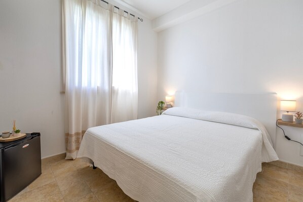 Unclassified image, 1 of 29, button - Room 'L'Angolo- Camera 1' with Shared Terrace, Wi-Fi and Air Conditioning (Porto Torres)