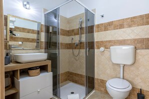 Suihku, hiustenkuivaaja, pyyhkeet