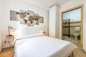 1 bedroom, WiFi, bed sheets - Room 'L'Angolo- Camera 2' with Shared Terrace, Wi-Fi and Air Conditioning (Porto Torres)