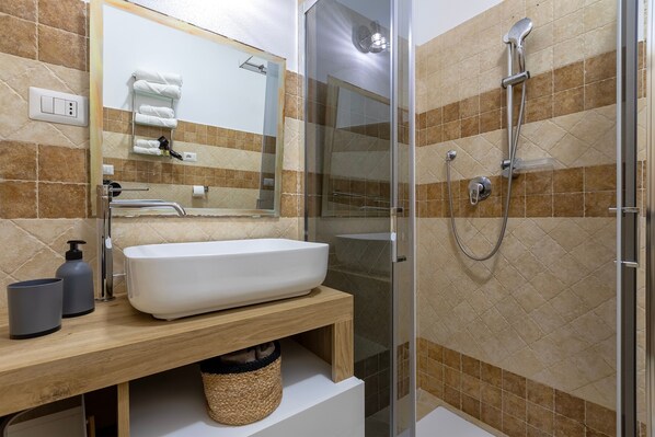 Unclassified image, 1 of 26, button