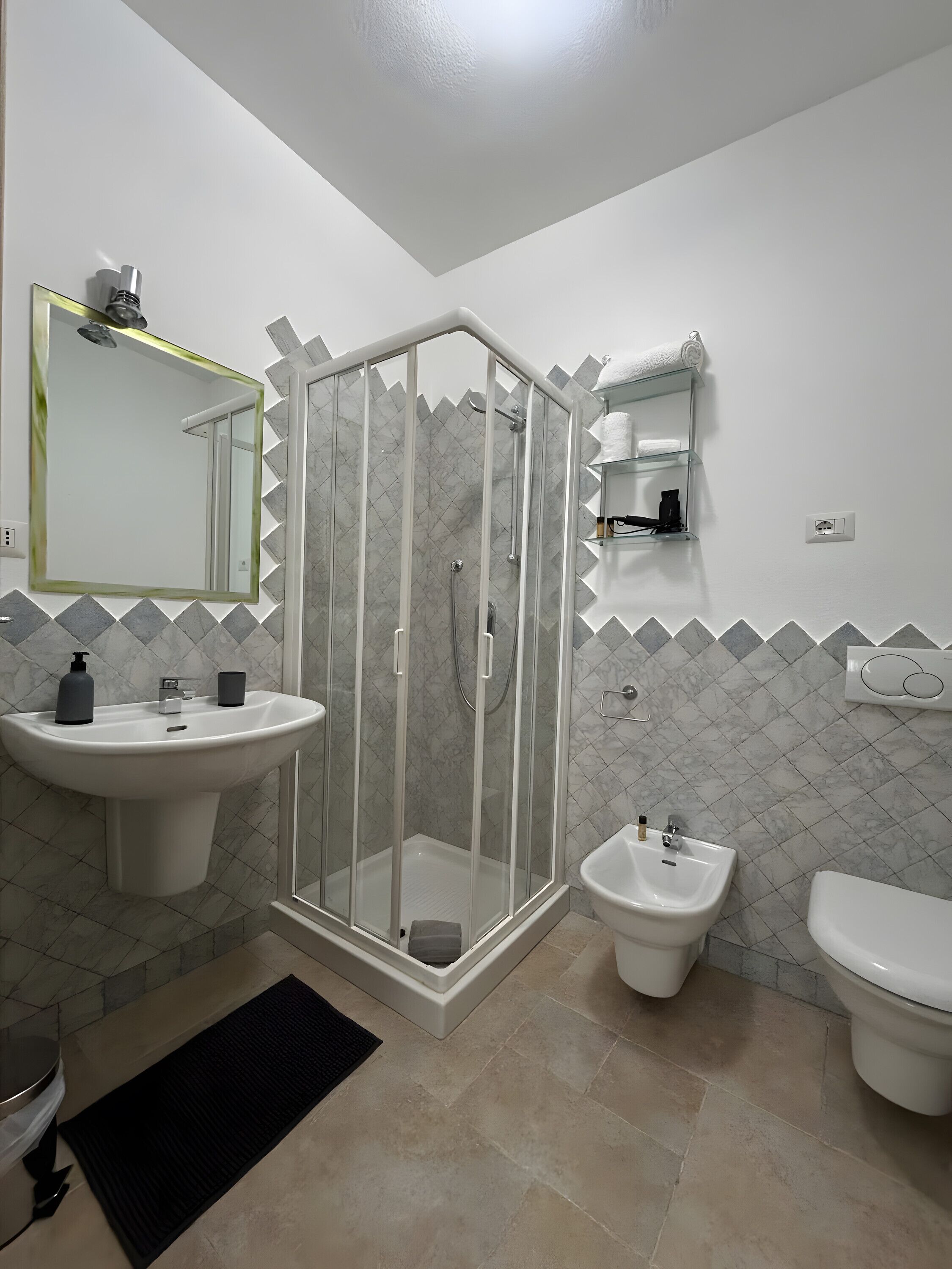 Douche, sèche-cheveux, serviettes fournies