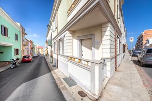 A narrow street with parked cars and buildings on both sides. - Room 'L'Angolo- Camera 2' with Shared Terrace, Wi-Fi and Air Conditioning (Porto Torres)