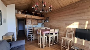 Living area - Apartment in Alps Near Ski Lifts (Huez)