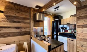 Frigorífico, horno, lavavajillas y cafetera o tetera