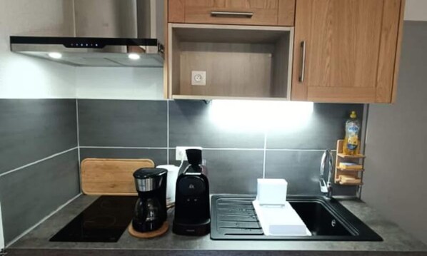 Kühlschrank, Mikrowelle, Wasserkocher mit Kaffee-/Teezubehör
