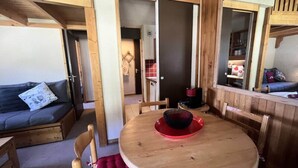 Interior - Nantchu 10 (Les Allues)