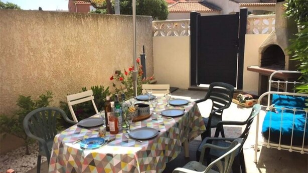 Outdoor dining - 3-room House Sleeps 6 With Private Terrace - 300m From the Beaches (Port-la-Nouvelle)