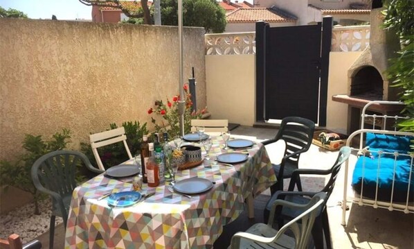 Outdoor dining - 3-room House Sleeps 6 With Private Terrace - 300m From the Beaches (Port-la-Nouvelle)